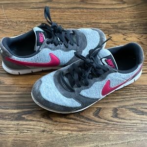 Women’s 8 Nike sneakers